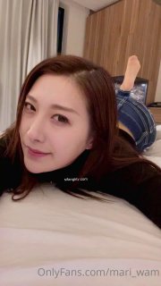唇钉美女美乳翘臀无毛骚穴，听狼友指挥大秀直播，性感的逼逼娇嫩的奶子道具抽插浪叫不断，撅着屁股给狼友草